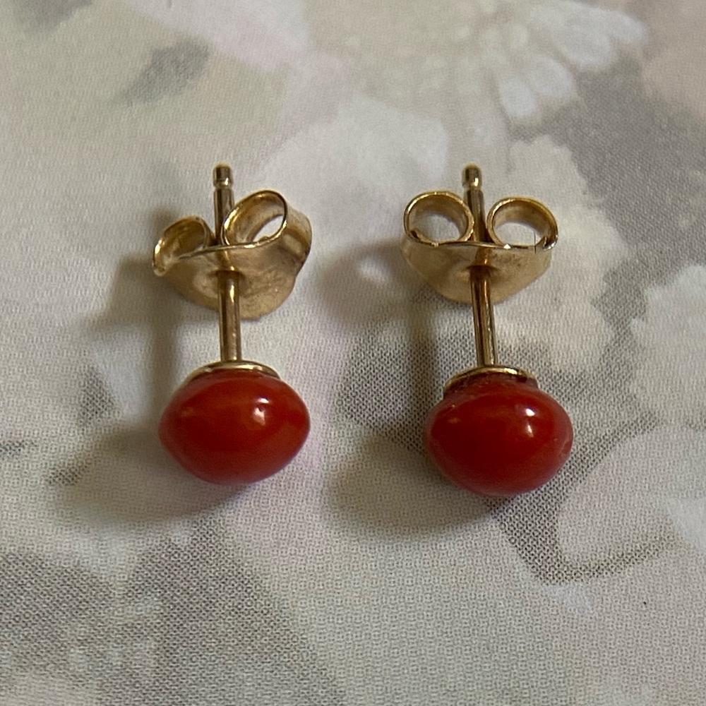Beautiful Solid 14k Gold Genuine Coral Stud Vintage Earrings. Weighs:0.9g.